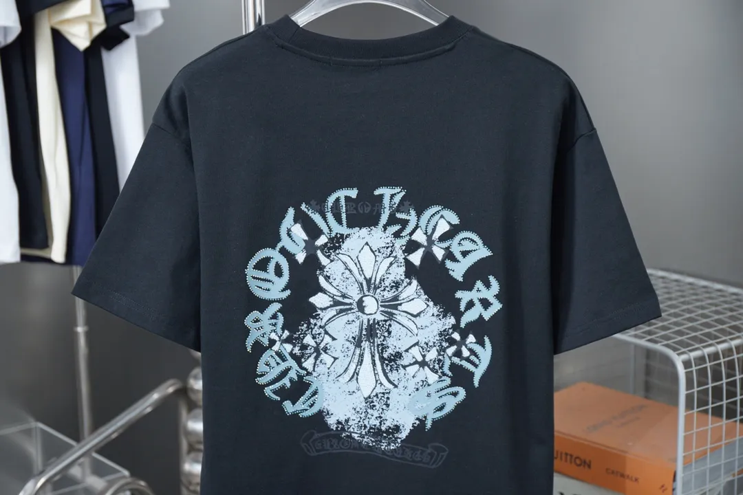 🅿️180 Ch*ome Hearte 25SS early spring new style Crow heart graffiti printed hot diamond short sleeves Light luxury essential item for daily commuting for men and women Correct version Welcome to compare Detailed features · 320g 100% pure cotton double yarn jersey fabric · Special thickened 32 pieces of double-strand 1X1 thread in the same vat custom dyeing · Digital direct printing ➕Imported Australian pearlescent diamonds · Double needle stitching and cross-stitching technology · Original main mark, washed tag, brand moisture-proof paper packaging Color: black/white Size: S/M/L/XL